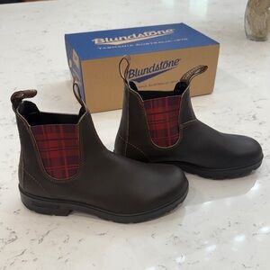 Blundstone boots new never been wore!